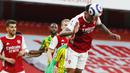 Pemain Arsenal, Gabriel, menyundul bola saat melawan West Bromwich Albion pada laga Liga Inggris di Stadion Emirates, Senin (10/5/2021). Arsenal menang dengan skor 3-1. (AP/Frank Augstein, Pool)