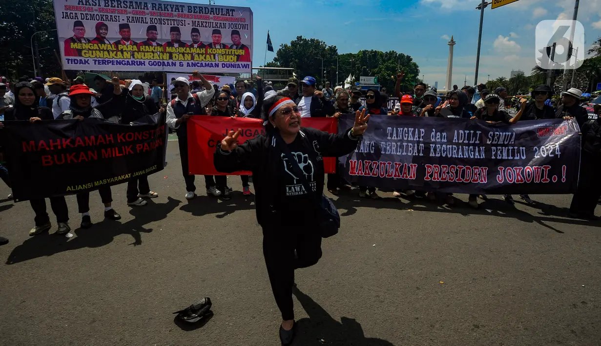 Massa aksi mulai berdatangan ke kawasan Patung Kuda terkait dengan hasil putusan sengketa Pemilihan Presiden (Pilpres) 2024 yang akan dibacakan di Gedung Mahkamah Konstitusi (MK) hari ini. (merdeka.com/Arie Basuki)