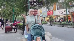 Berbagai tempat Kesha dan suami kunjungi, salah satunya befoto di Malioboro. Kesha tengah menikmati perannya sebagai ibu dan istri lho. (Instagram.com/kesharatuliu05)