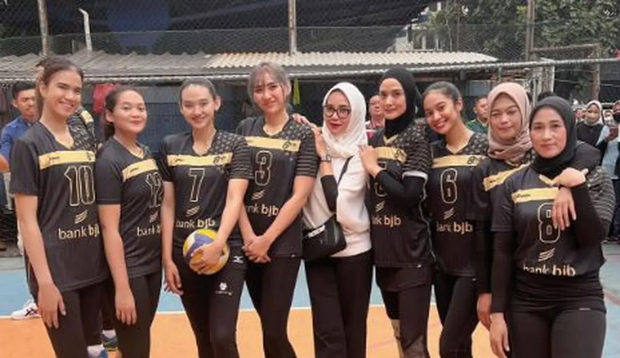 Ade Maya merupakan perempuan kelahiran 15 Mei 1978. Namun ketika berada di lapangan voli, dirinya masih bisa bersaing dengan yuniornya. (Instagram/mayamaula9)