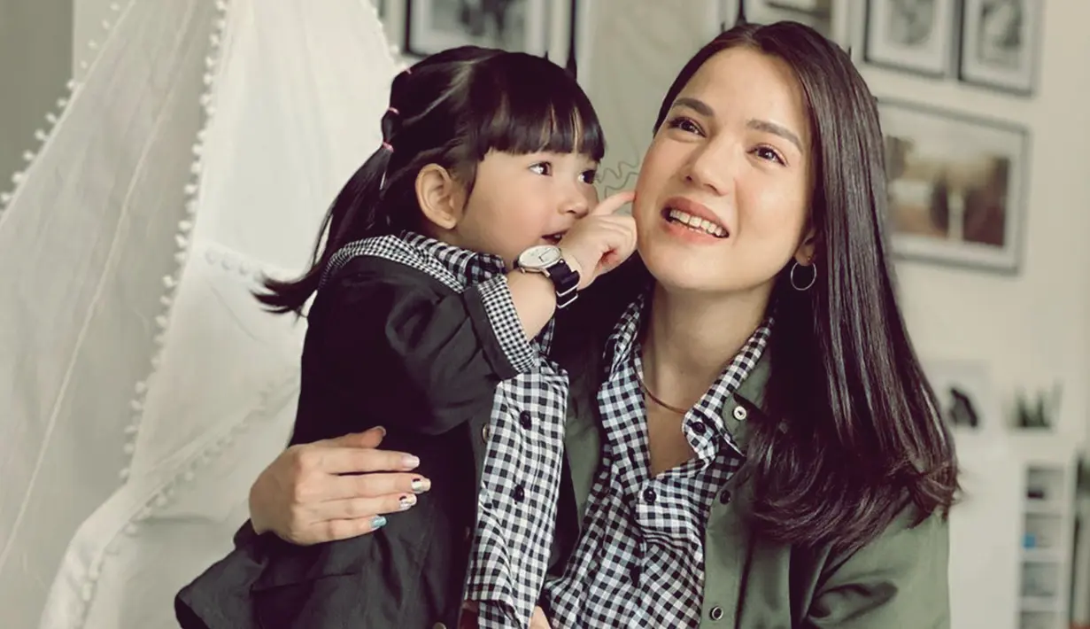 Aktris kelahiran Stavanger, Norwegia, 21 Juni 1987 saat ini sedang hamil anak keduanya. Kehamilannya pun kini sudah masuk usia tujuh bulan. Alice pun kerap mengunggah potret baby bumpnya dalam media sosial Instagram pribadinya. (Liputan6.com/IG/@alicenorin)