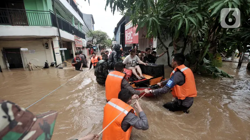 Evakuasi Warga Permukiman Cipinang Melayu