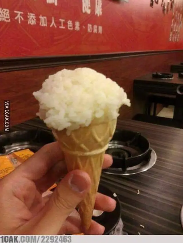 6 Potret Makan Es Krim Ini Kelewat Nyeleneh, Orang Indonesia Banget