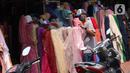 Aktivitas perdagangan tekstil di Pasar Cipadu, Tangerang, Senin (21/9/2020). Asosiasi Pertekstilan Indonesia (API) menyatakan industri Tekstil dan Produk Tekstil (TPT) sudah mulai beroperasi meski belum normal kembali akibat daya beli yang masih rendah di masa pandemi. (Liputan6.com/Angga Yuniar)