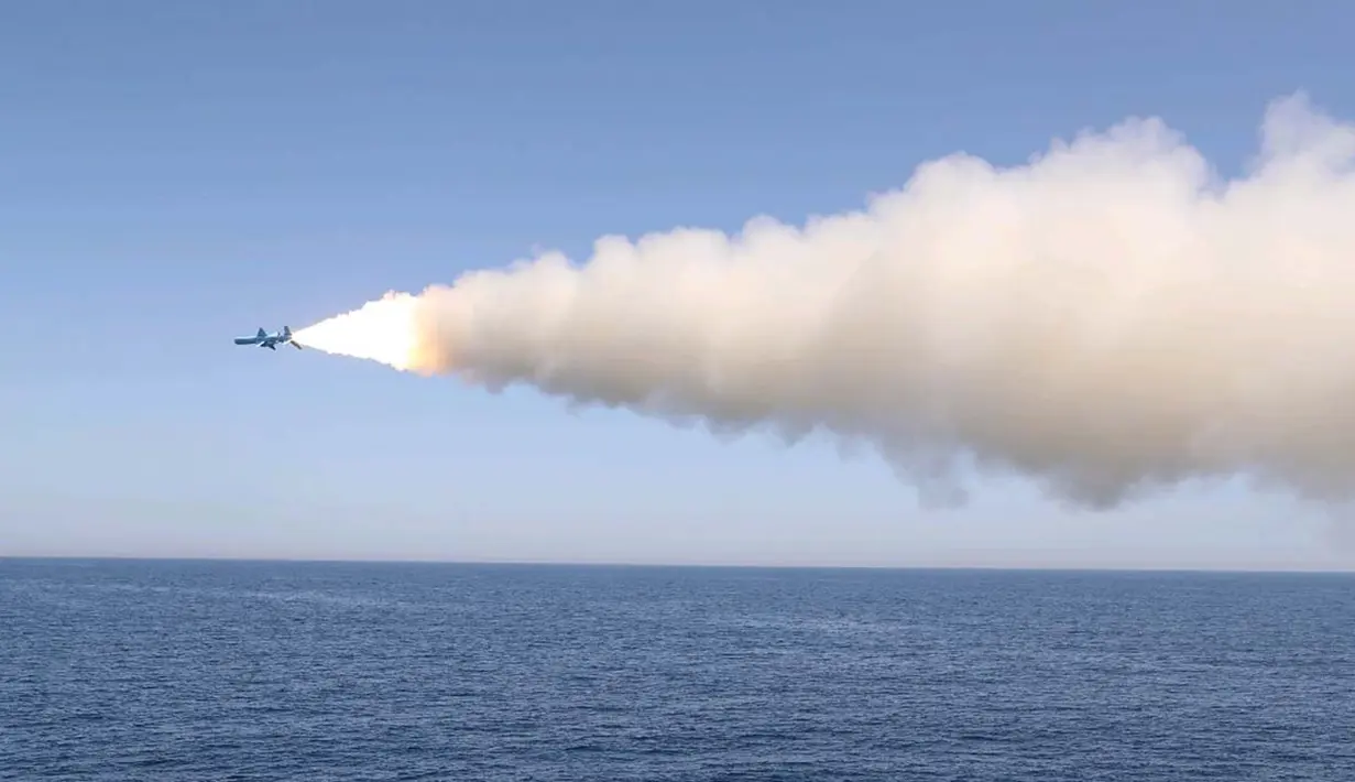 <p>Rudal ditembakkan dari kapal perang saat latihan militer Iran di Teluk Oman, Kamis (18/6/2020). Uji coba dilakukan saat Angkatan Laut Iran menggelar latihan di Samudra Hindia bagian utara dan perairan Teluk Oman, yang membentang dekat Selat Hormuz di ujung kawasan Teluk. (Iranian Army office/AFP)</p>