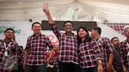 Paslon Gubernur DKI no urut 2, Basuki Tjahaja Purnama dan Djarot Syaiful Hidayat saat konferensi pers di Rumah Lembang, Jakarta, Rabu (15/2). Ahok mengingatkan pendukungnya untuk menunggu keputusan resmi dari KPUD DKI (Liputan6.com/Gempur M Surya)