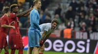 Penjaga gawang Bayern Munchen asal Jerman, Manuel Neuer (biru). (AFP/Tobias Schwarz)