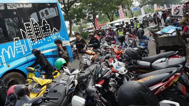 Ada Pertandingan Persija vs Persib, Parkir Liar Menjamur di Senayan