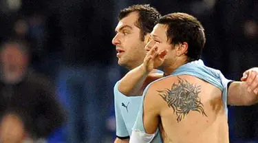 Lazio&#039;s Mauro Matias Zarate shows his tatoo as he celebrates together with Goran Pandev after scoring against Bologna during their Serie A match at Olympic stadium in Rome on February 28, 2009. AFP PHOTO/Vincenzo Pinto