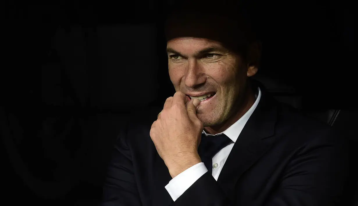 Foto Olahraga Terbaik - Pelatih Real Madrid, Zinedine Zidane, saat mendampingi anak asuhnya melawan Legia Warszawa pada laga Liga Champions di Stadion Santiago Bernabeu, Spanyol, Selasa (18/10/2016). (AFP/Pierre Philippe Marcou)