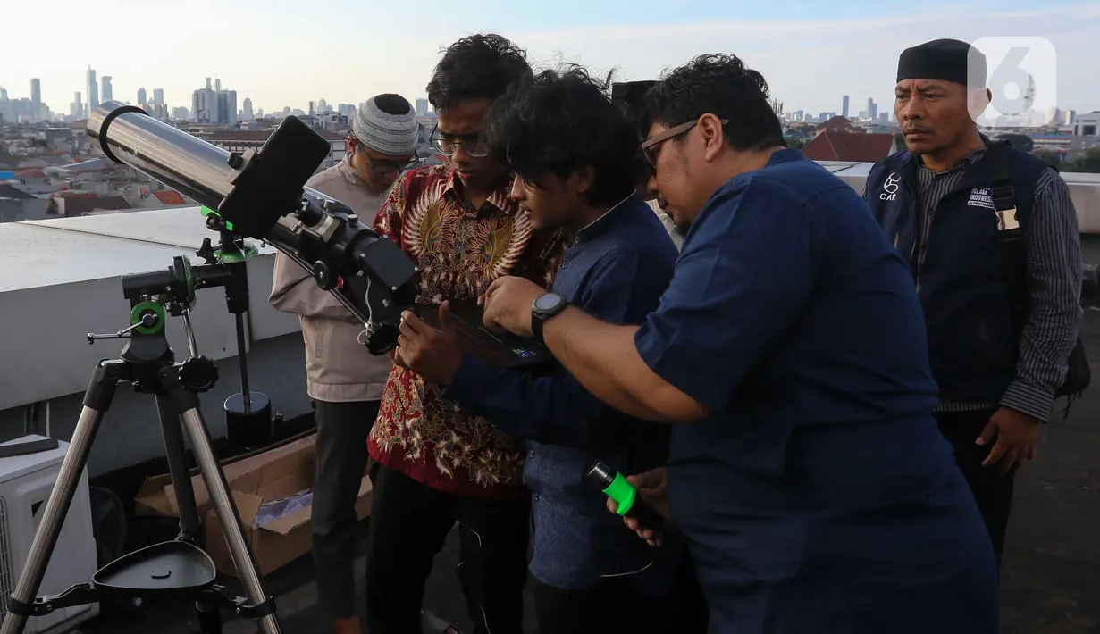 Tim Hisab Rukyat Kanwil Kemenag DKI Jakarta memantau hilal untuk menentukan awal Ramadhan 1446 Hijriah. (Liputan6.com/Herman Zakharia)