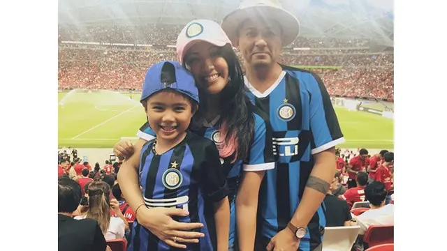 6 Potret Keseruan Sharena dan Ryan Delon Saat Saksikan Inter Milan di Singapura