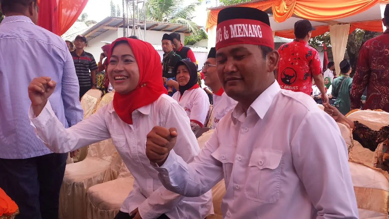 Bupati petahana Idza Priyanti dan Wakil Bupati Narjo mendatangi KPU Brebes.