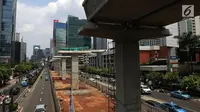 Jajaran tiang  beton proyek LRT di Jakarta, Kamis (6/9). Melemahnya nilai tukar rupiah terhadap dolar AS berdampak terhadap proyek infrastruktur karena sebagian bahan baku serta teknologi diimpor. (Merdeka.com/Imam Buhori)