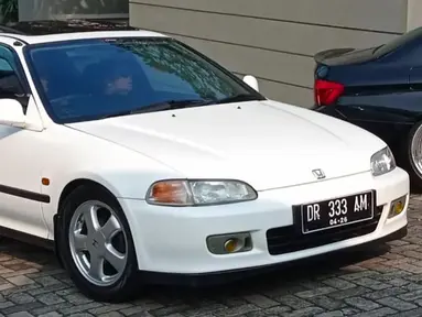 Honda Civic Estilo menjadi merupakan mobil gaul di era 90an. Desain pipih yang streamlined memberikan daya tarik yang kuat bagi hatchback tiga pintu ini. Bentuknya yang timeless dan populasi yang tidak sebanyak versi sedannya menjadikan harga mobil ini terus merangkak naik hingga saat ini. Mesin yang digunakan berkonfigurasi 1.600cc 4-silinder SOHC dengan figur tenaga 120 Hp serta torsi 140 Nm. (Source: Instagram/@agilmf)