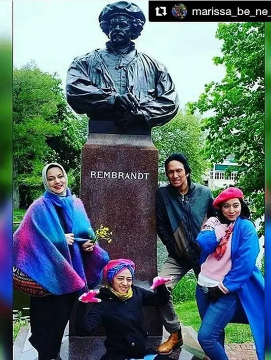 Aktris sekaligus politisi itu beberapa kali muncul dengan kemesraan bersama dengan suaminya. Kemesraan pasangan yang telah puluhan tahun nikah itu juga ditunjukkan dalam akun Instagram. (Instagram/marissahaque)