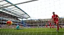 Pemain Liverpool, Christian Benteke, mencetak gol ketiga ke gawang Chelsea dalam laga Liga Premier Inggris di Stadion Stamford Bridge, London, Sabtu (31/10/2015). (Action Images via Reuters/John Sibley)