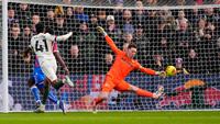 Estevao dari Chelsea, kiri, mencetak gol selama pertandingan Liga Inggris antara Crystal Palace dan Chelsea di London, Minggu, 25 Januari 2026. (Jordan Pettitt/PA via AP)