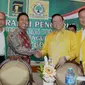 Ketua Umum Partai Golkar Agung Laksono (kedua kanan) bersalaman dengan Ketua Umum PPP Rommahurmuziy (ketiga kiri) usai bersilahtuhrahmi di Jakarta, Jum'at (13/3/2015). (Liputan6.com/Andrian M Tunay)