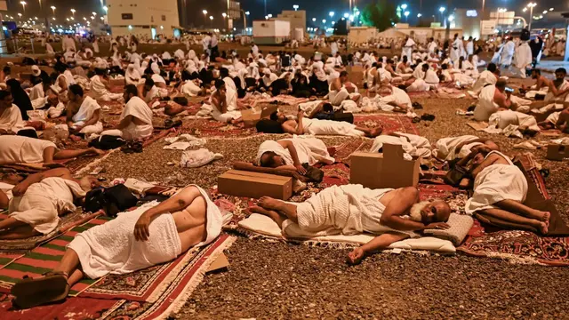 Jemaah Haji Bermalam di Muzdalifah