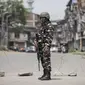 Seorang tentara paramiliter India berjaga saat penerapan karantina wilayah (lockdown) guna membendung penyebaran pandemi COVID-19 di Kota Srinagar, ibu kota musim panas Kashmir yang dikuasai India (26/7/2020). (Xinhua/Javed Dar)