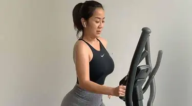 Tante Ernie sangat rajin berolahraga. Itulah yang menjadi rahasia bahwa tante Ernie memiliki body goals yang idaman. Olahraga di rumah secara rutin dilakukan tante Ernie agar terus awet muda. (Liputan6.com/IG/himynameysernie)