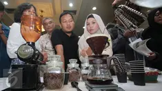 Pemerintah menggelar minum kopi gratis di Gedung Kementerian Perindustrian, Jakarta, Kamis (1/10/2015). Acara bagi-bagi kopi gratis ini dalam rangka Pencanangan Hari Kopi Internasional yang jatuh pada tanggal 1 Oktober. (Liputan6.com/Angga Yuniar)
