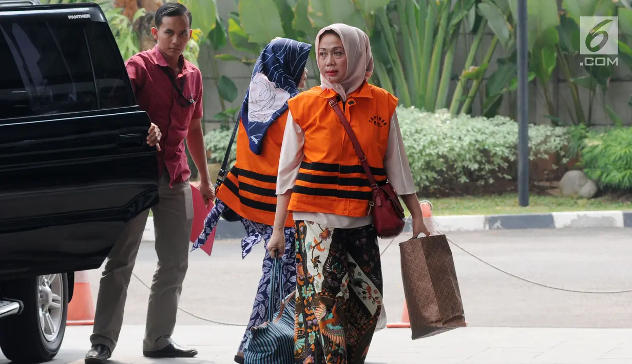 Istri muda Bupati Bengkulu Selatan, Dirwan Mahmud, Hendrati (depan) dan Kasi Dinkes Nursilawati (belakang) tiba menjalani pemeriksaan lanjutan kasus suap pengadaan di gedung KPK, Jakarta, Kamis (12/06). (Merdeka.com/Dwi Narwoko)