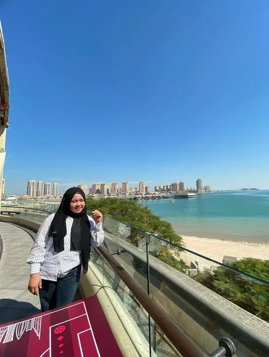 Tidak hanya main di sekitar stadion, wanita kelahiran 1996 ini juga menikmati pemandangan indah di Qatar. Sebuah pengalaman tak terlupakan yang membuat iri banyak orang.(Liputan6.com/IG/@shela_lala96)