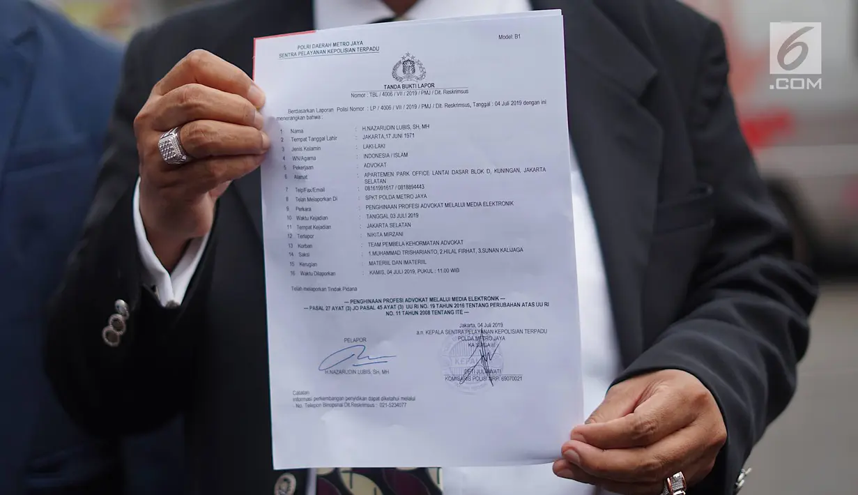 Ketua tim pembela kehormatan profesi advokat, Nazarudin Lubis menunjukkan tanda bukti lapor terkait  dugaan penghinaan profesi pengacara yang dilakukan oleh aktris Nikita Mirzani di Polda Metro Jaya, Jakarta, Kamis (4/7/2019). (Liputan6.com/Immanuel Antonius)