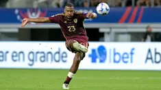 Pemain Venezuela, Jose Rondon mencetak ke gawang Kanada melalui tendangan jarak jauh pada laga perempat final Copa Ameirca 2024 di  AT&T Stadium, Arlington, Texas, Sabtu (06/07/2024) WIB. (AFP/Juan Mabromata)