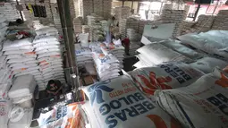 Pekerja di Pasar Induk Cipinang, Jakarta, (16/2). Harga beras pada pekan pertama Ferbuari rata-rata yaitu Rp13.344 per kilogram, dan pada pekan kedua berkisar Rp10.000 per kilogram. (Liputan6.com/Angga Yuniar)