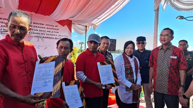 Menteri Sosial (Mensos) Tri Rismaharini menyerahkan bantuan berupa 51 kapal 5 GT kepada nelayan di Kabupaten Bangka dan Bangka Selatan, Provinsi Bangka Belitung, Selasa (4/7/2023).