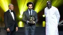 Winger Liverpool, Mohamed Salah berpose setelah menerima penghargaan Pemain Terbaik Afrika 2018 dalam malam penghargaan di Dakar, Senegal, Selasa (8/1). Pemain asal Mesir tersebut menang untuk kedua kalinya secara beruntun. (SEYLLOU/AFP)