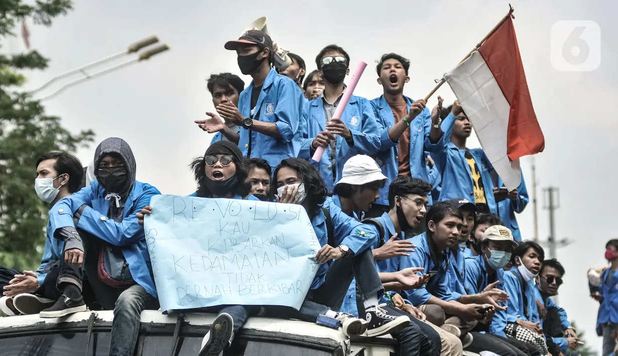 Mahasiswa mengenakan bus saat longmarch menuju Istana Negara di Jalan Salemba Raya, Jakarta, Selasa (20/10/2020). Mereka juga mendesak Presiden Joko Widodo segera menerbitkan Perppu pembatalan UU Cilaka. (merdeka.com/Iqbal S. Nugroho)
