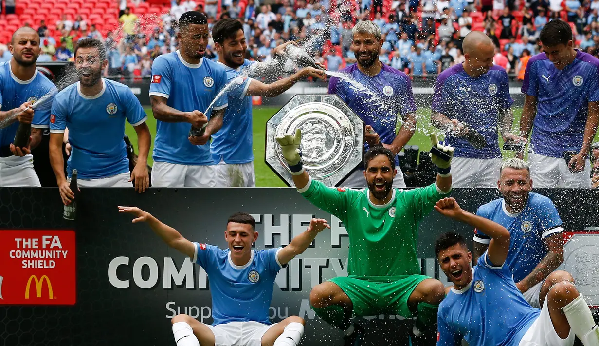 Para pemain Manchester City merayakan gelar juara Community Shield setelah mengalahkan Liverpool di Stadion Wembley, London, Minggu (4/8). City menang 1-1 (5-4) atas Liverpool. (AFP/Ian Kington)