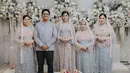 Dan untuk pengajian, keluarga Erina tampil serasi dan sehati dengan maxi dress hiasan payet perpaduan warna biru dan peach yang kalem. [@morden.co]