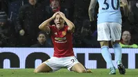 Gelandang Manchester United (MU), Ander Herrera memperlihatkan ekspresi heran dengan keputusan wasit saat melawan Manchester City. (Oli SCARFF / AFP)