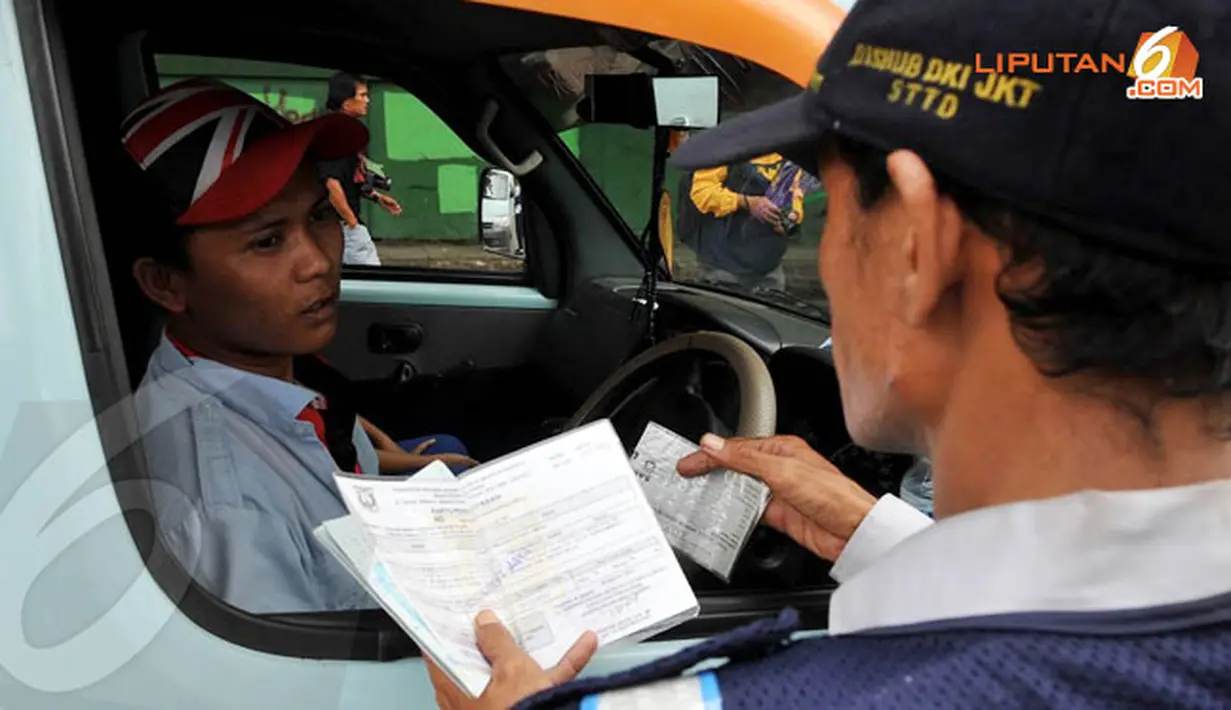 Petugas memeriksa KIR Mikrolet dalam razia yang digelar di Lapangan Banteng, Jakarta Pusat. Mobil yang ditilang akan ditahan selama 14 hari baru bisa diambil kembali (Liputan6.com/Johan Tallo)