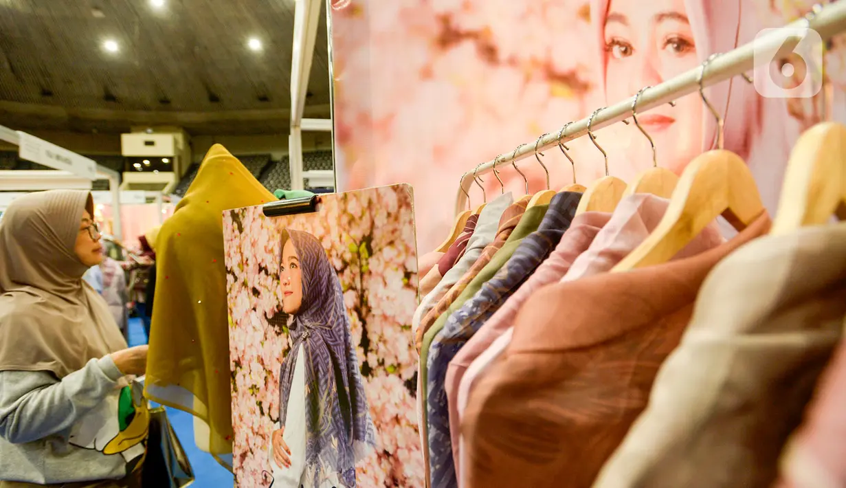 Pengunjung memilih pakaian saat menghadiri Muslim Fashion Festival 2020 (Muffest) di Jakarta Convention Center (JCC), Jakarta, Kamis (20/2/2020). Muffest 2020 menggaungkan tema kepedulian terhadap lingkungan. (merdeka.com/Imam Buhori)