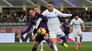 6. Duel antara Federico Chiesa dan D’Ambrosio pada laga lanjutan Serie A yang berlangsung di stadion Artemio Franci, Firenze, Senin (25/2). Inter Milan imbang 3-3 kontra Fiorentina (AFP/Tiziana Fabi)