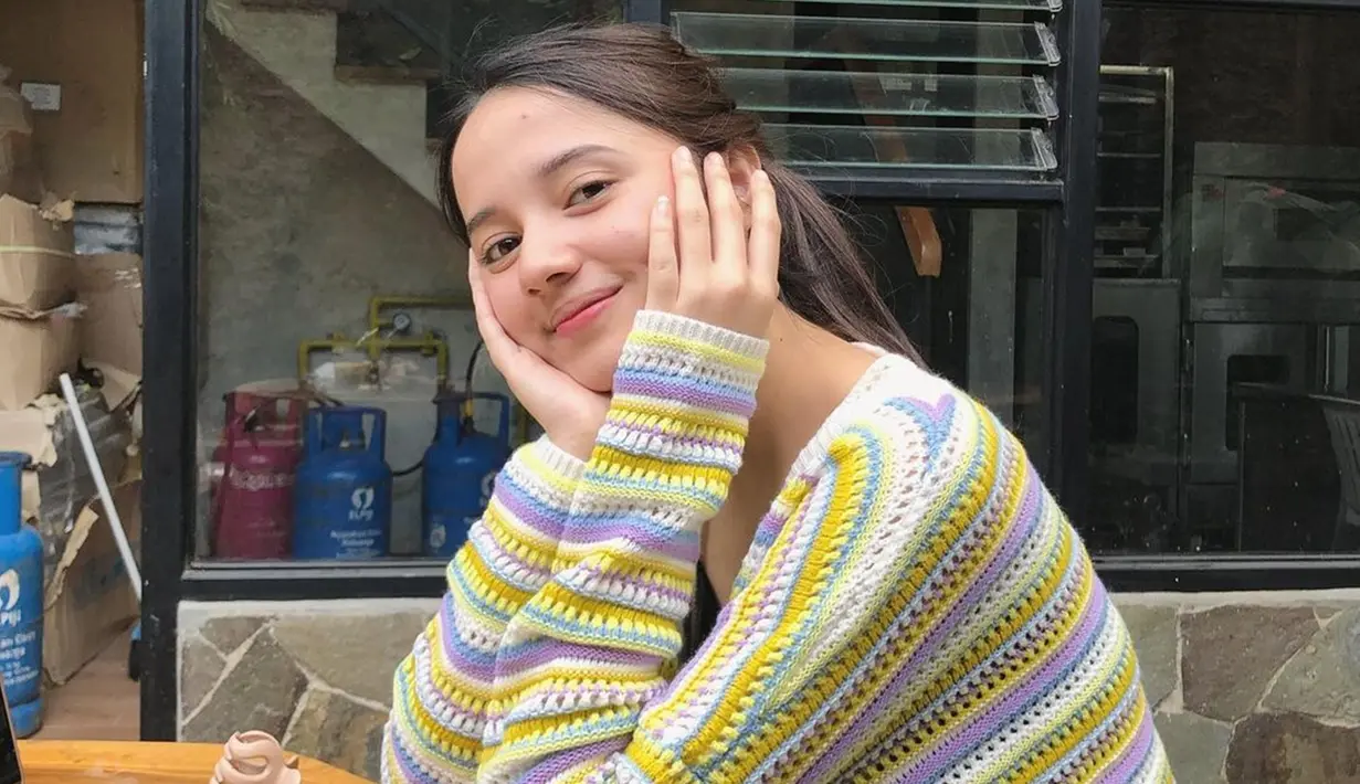 Rhesma Anissa saat topang dagu ini terlihat imut dan memesona. Gaya outfit yang simpel dari Rhesma Anissa saat nongkrong ini mencuri perhatian. Selebgram asal Bogor ini memiliki banyak penggemar yang terpesona dengan kecantikan dari Rhesma Anissa. (Liputan6.com/IG/@rhesmanissa_)