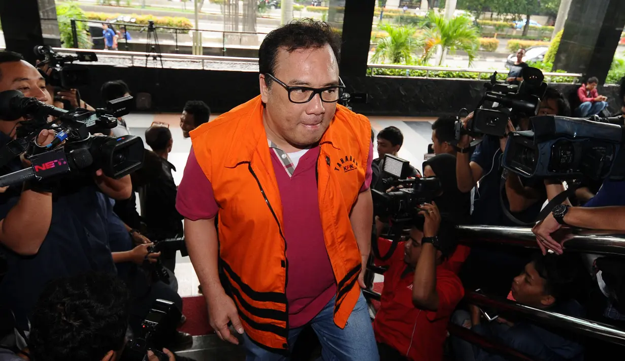 Basuki Hariman saat akan masuk gedung KPK untuk menjalani pemeriksaan lanjutan terkait penyuapan Hakim MK, Patrialis Akbar, Jakarta, Senin (30/1). Basuki diduga memberi suap senilai USD 20 ribu dan SGD 200 ribu. (Liputan6.com/Helmi Fithriansyah)