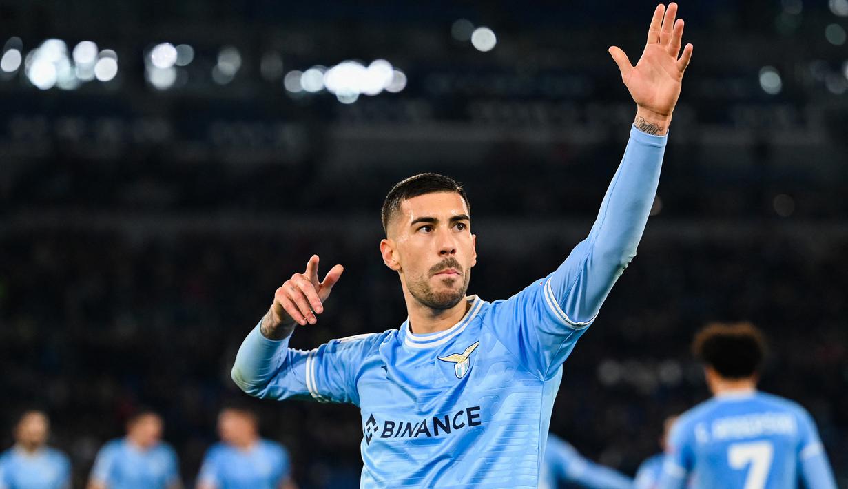 Selebrasi gelandang Lazio, Mattia Zaccagni setelah mencetak gol ke gawang AC Milan pada laga Liga Italia 2022/2023 di Olympic Stadium, Roma (24/1/2023). Mattia Zaccagni yang resmi menjadi milik Lazio pada awal musim 2022/2023 setelah semusim berstatus pinjaman dari Hellas Verona ini total telah mencetak 10 gol dan 7 assist dari 31 laga di Liga Italia musim 2022/2023. (AFP/Andreas Solaro)