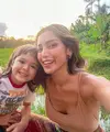 Jessica sempat berpikir kala itu bahwa anaknya akan merasa kecewa, sedih dan trauma lantaran ia dan Richard Kyle batal menikah. Namun ternyata ia menemukan rencana Tuhan yang lainnya, di mana kondisi tersebut malah berbanding terbalik. (Instagram/inijedar)