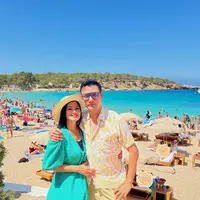 Sebelumnya sempat jalan-jalan ke Jerman sambil bertemu dengan mertua di Berlin. Kini setelah melepas rasa kangen dengan mertua dan nenek dari anak-anaknya, bersama keluarga kecilnya menikmati momen liburan seru di Spanyol yang tidak jauh dari Jerman.  (Liputan6.com/IG/@titi_kamall)