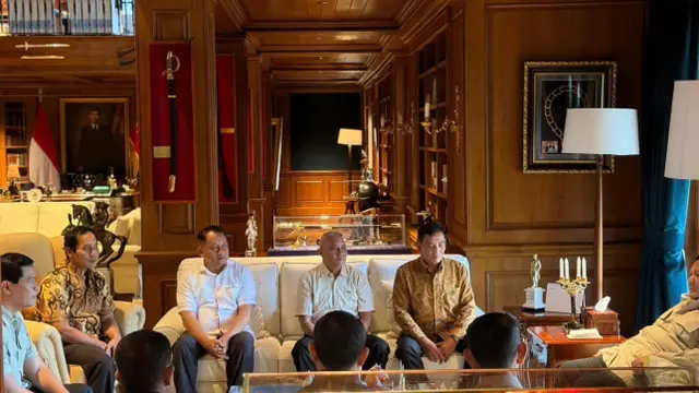 Presiden Prabowo Subianto memanggil dan bersilaturahmi dengan seluruh mantan ajudan dan pengawalnya sepanjang karirnya di TNI.