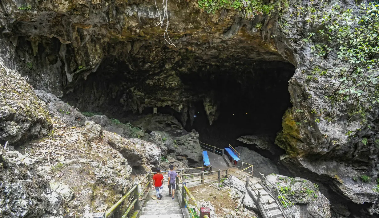 Terletak di Desa Watuagung, Kecamatan Watulimo, Goa Lowo memiliki panjang sekitar 2 kilometer. Tampak dalam foto, aktivitas pengunjung di dalam Goa Lowo di Watuagung, Trenggalek, Jawa Timur. (merdeka.com/Arie Basuki)