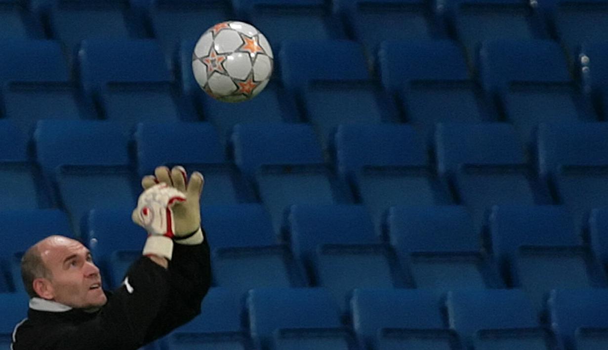 Sepanjang September-Desember 2007, Marco Ballota mesti melindungi gawangnya dari gempuran pasukan Real Madrid, Werder Bremen, dan Olympiacos di ajang Liga Champions. (Foto: AFP/Pierre-Philippe Marcou)