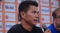 Bek Persib Bandung Achmad Jufriyanto mengingatkan rekan setimnya untuk fokus mendapatkan tiga poin saat menghadapi Madura United. (Liputan6.com/Huyogo Simbolon)